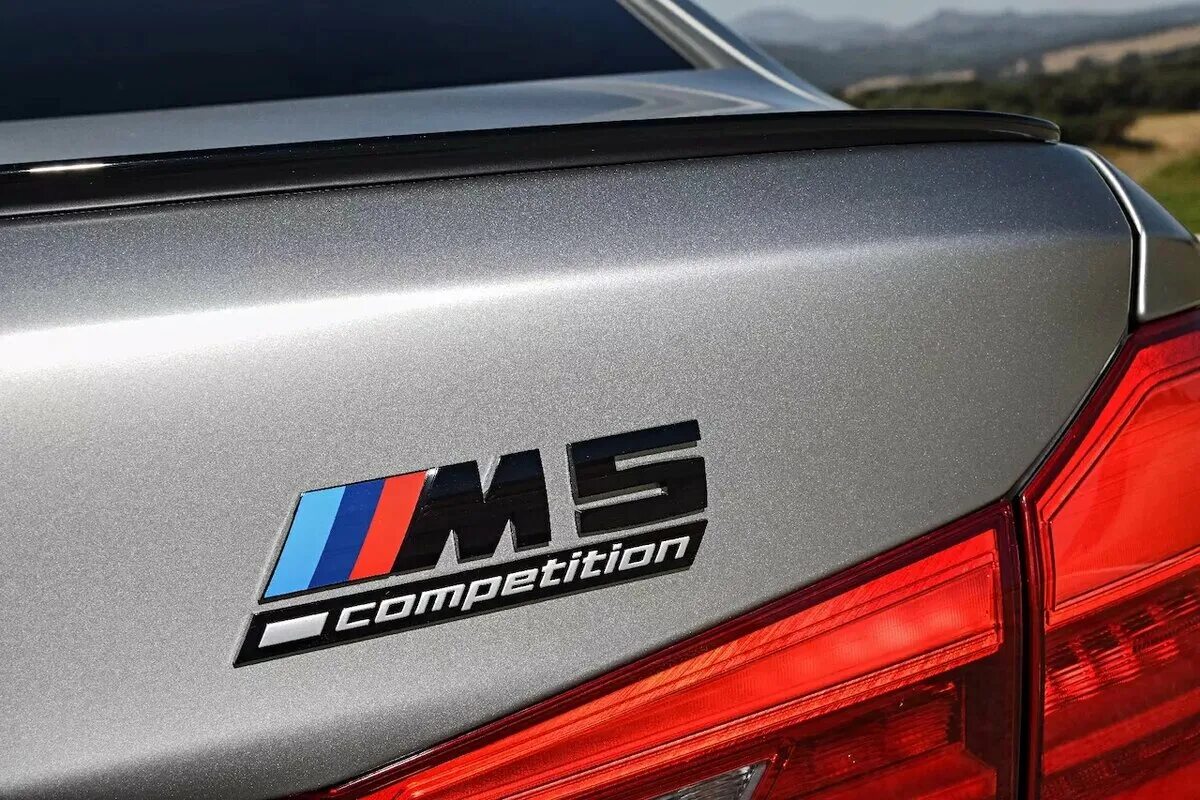 Bmw m 2024. BMW м5 Competition. Шильдик м5. M5 Competition шильдик. БМВ m5 Компетишн.