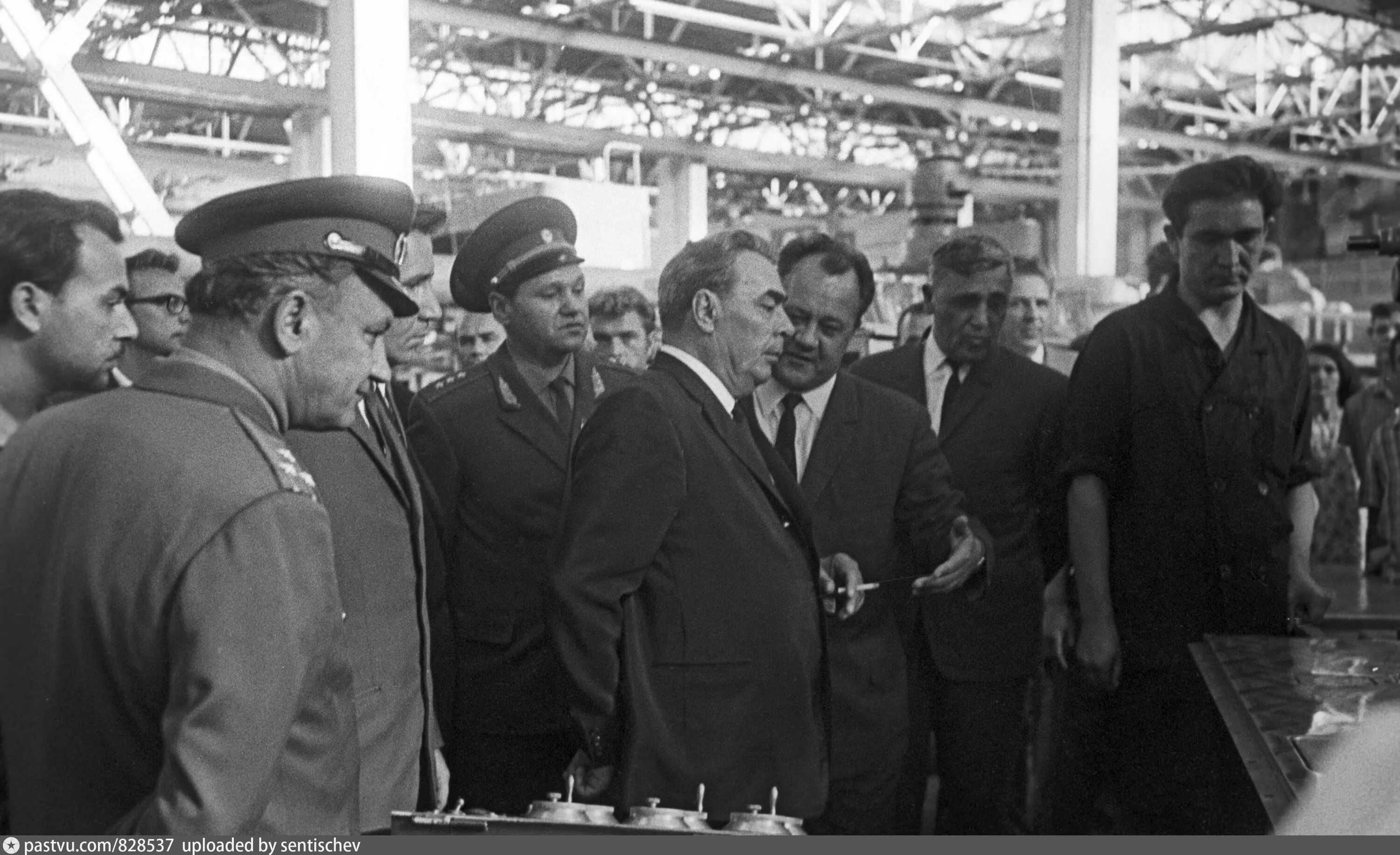 Брежнев ташкент авиационный завод 1982. Брежнев 1964. Брежнев на заводе зил. Брежнев 1960. Брежнев в ташкенте на авиазаводе.