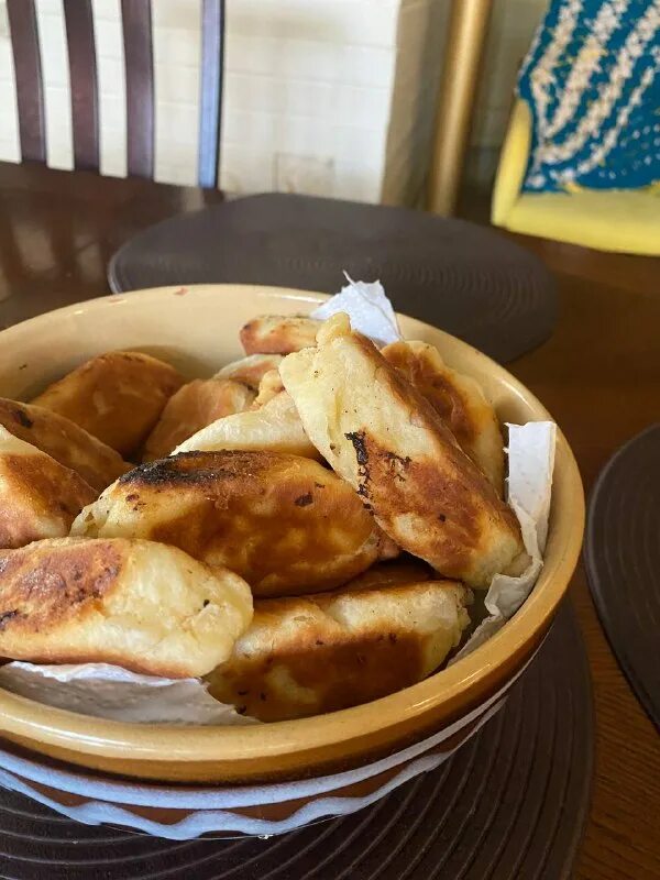 пирожки печеные в корзинке. пирожковая на рубинштейна. пирожок покушать. традиционный английский пирог. пирожок покушать.