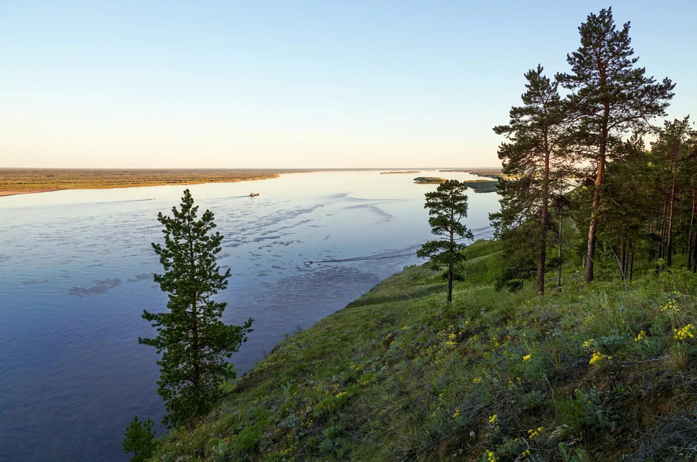 Якутия июнь. Река Лена в Якутии. Лето в Якутии. Июнь Якутск природа. Якутия в июне.