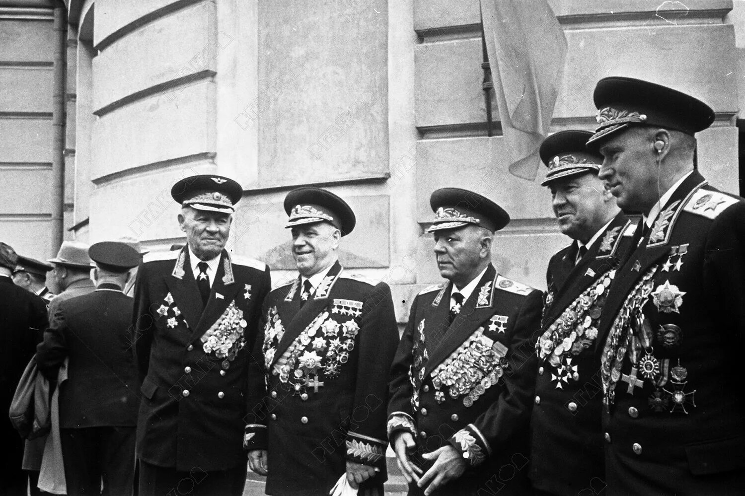 Маршал парад. Рокоссовский маршал советского союза. ворошилов маршал советского союза. маршал советского союза жуков.