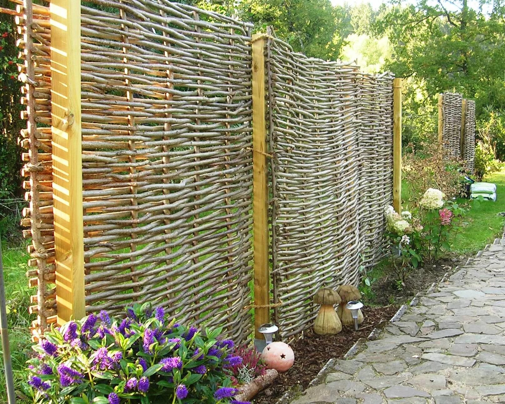 Забор из тростника 160 x 600 см. Зеленая изгородь самшит искусственный. Интересные идеи для дачи. Шпалеры в ландшафте. Декор неровной стены в квартире.