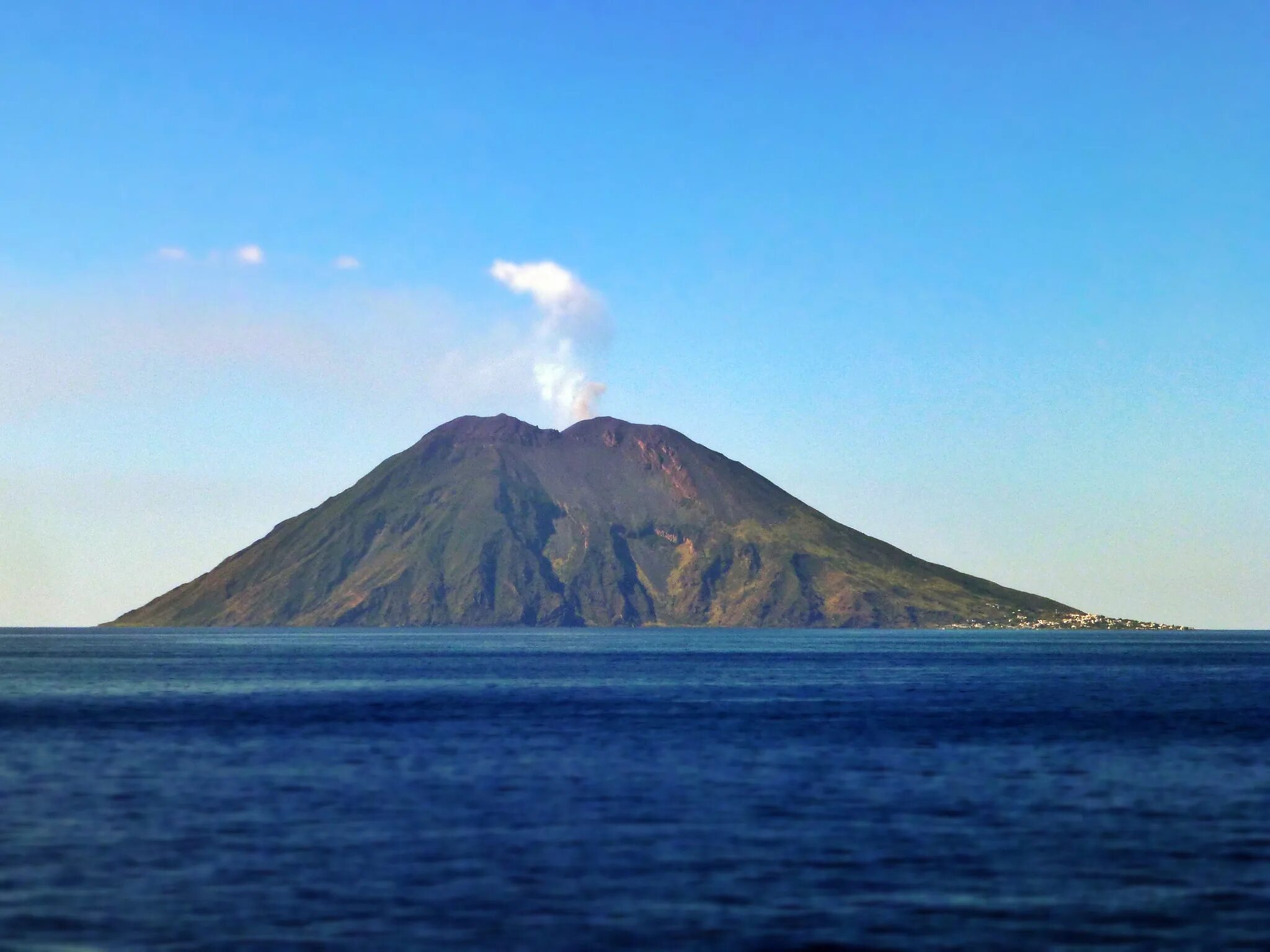 Страна острова вулканы. Остров Стромболи Италия. Стромболи вулкан. Сицилия остров Стромболи. Вулкан Стромболи в Италии.