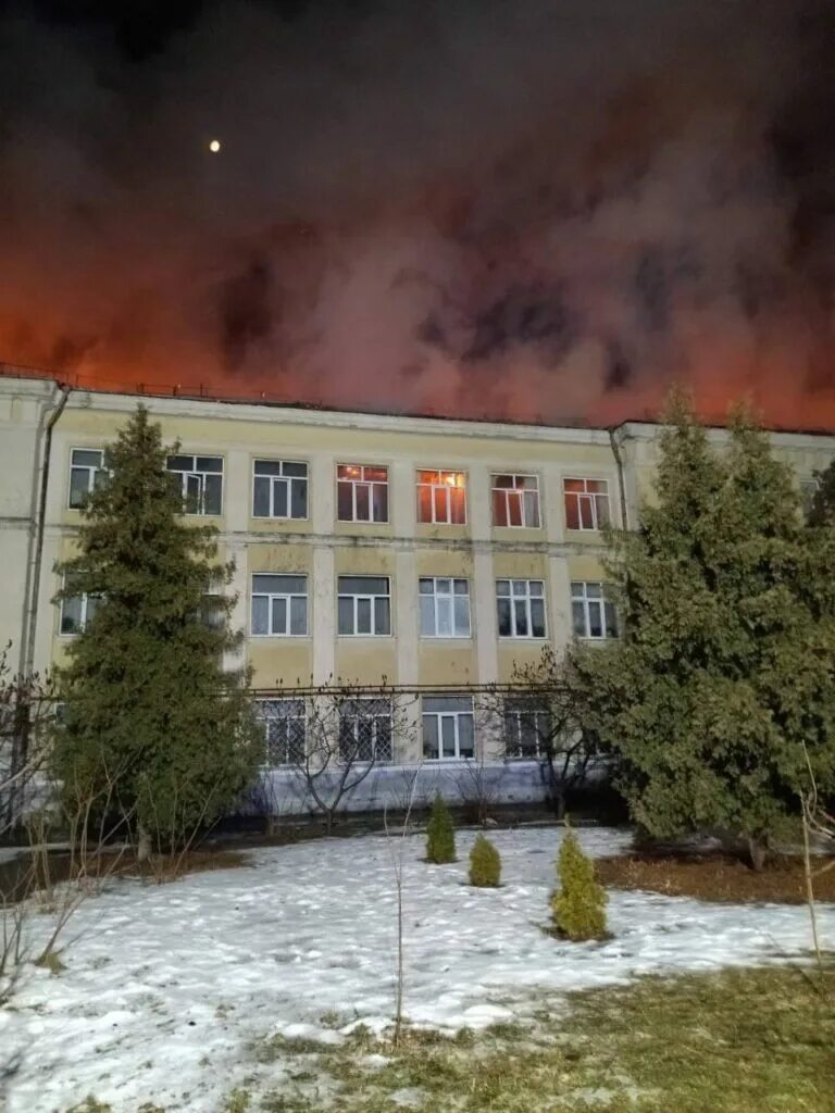 Шебеньгская школа сгорела. Школа горит. Фон горящей школы. Сгоревшая школа. Возгорания здания школа.