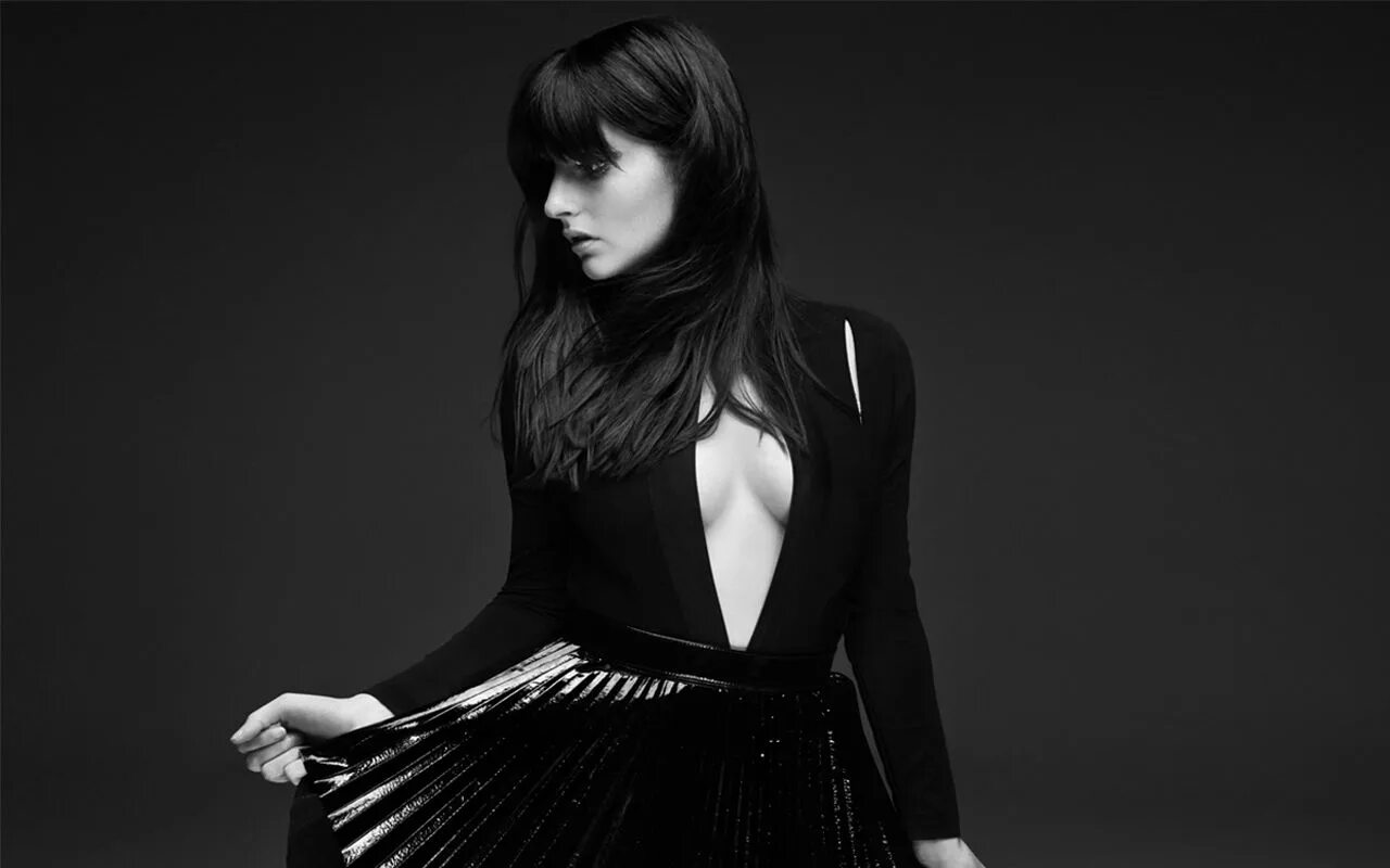 Девушка в наушниках. Песня девушка в черном. Девушка на контрастном фоне. Женщина со скрипкой. Девушка в наушниках.