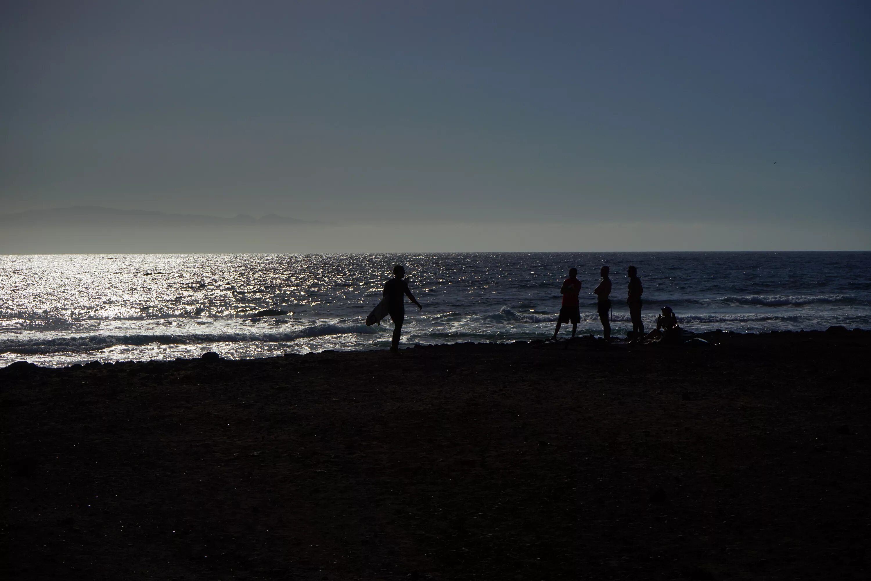 Live near the sea. Подсветка моря. Серое море на заднем плане. Ослепляющий свет на пляже. Самурай возле берега моря задним планом.