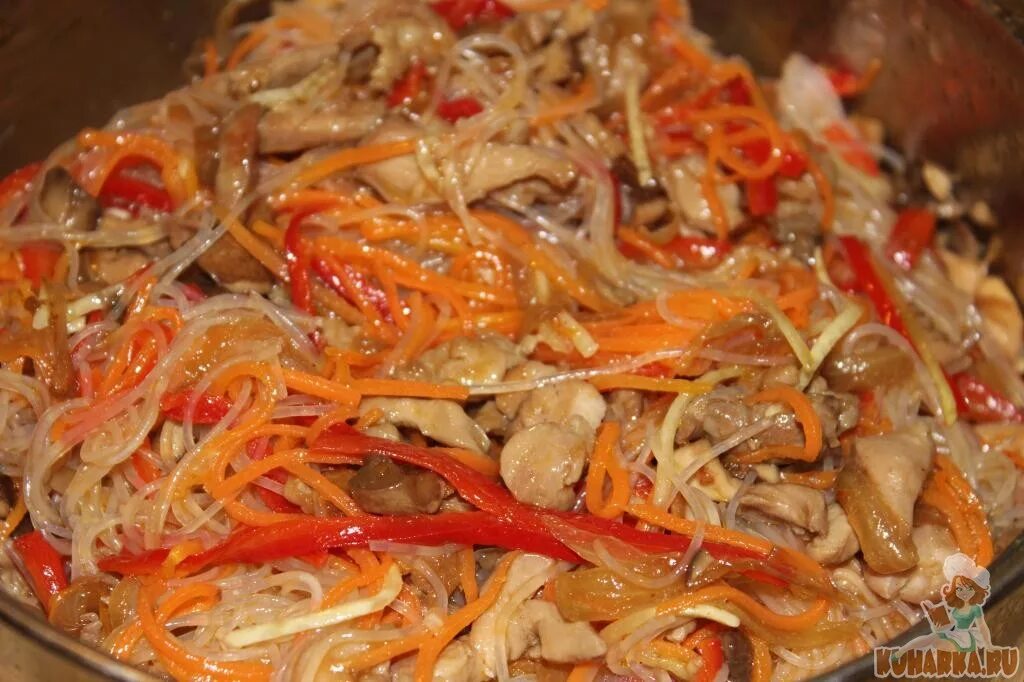 Фунчоза с овощами и грибами в соевом. Фунчоза с курицей и овощами. фунчоза с курицей и овощами в соевом соусе. фунчоза с курицей и овощами на сковороде. фунчоза с овощами в соевом соусе на сковороде.