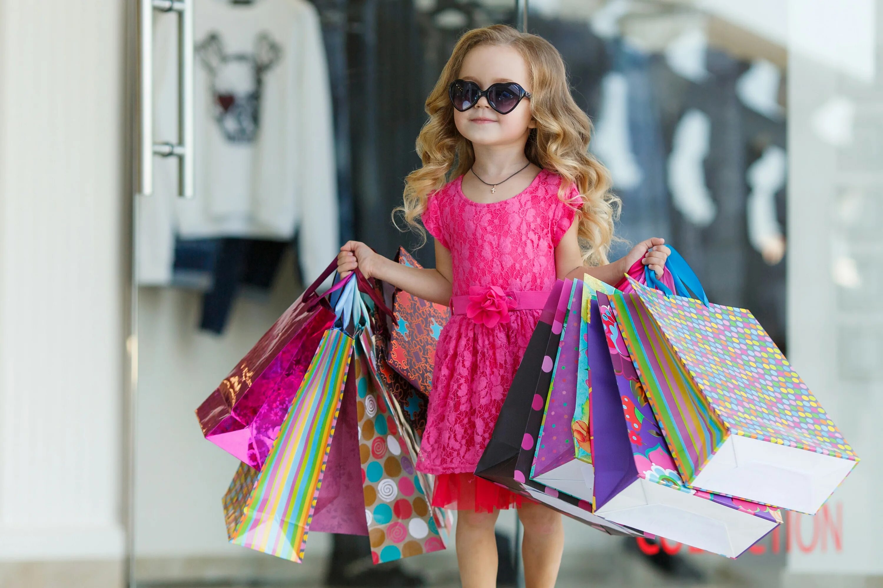 Дети шоппинг. Девочка с покупками. Детский шоппинг. Модные девочки.