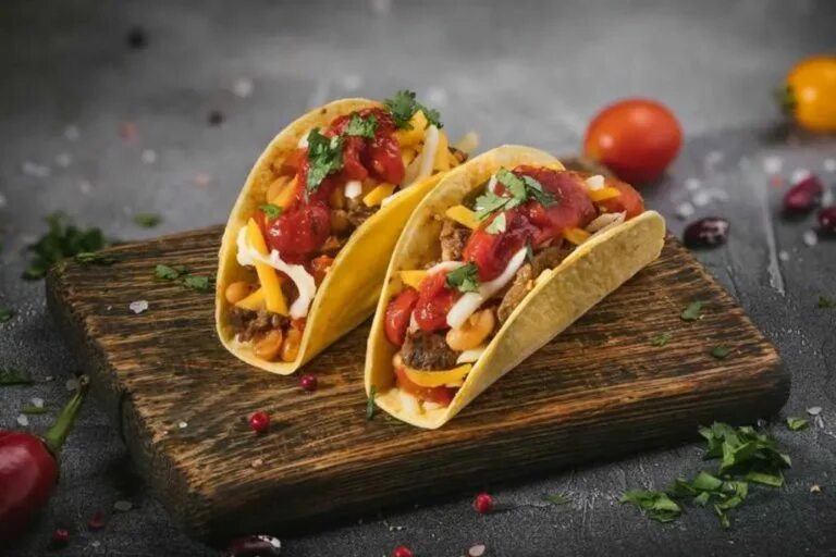 Таку еда. Мексиканские тако (Taco). Такос буритос. Фахитос Такос Мексиканская кухня. Такос с говядиной мексиканский.