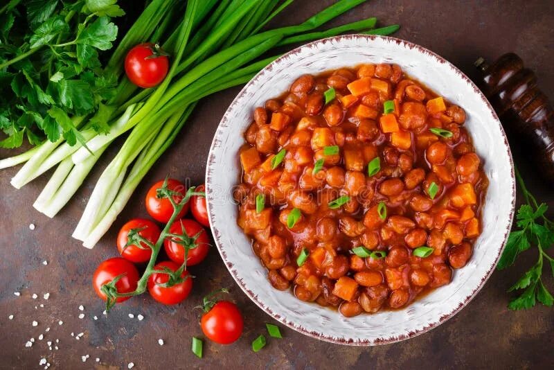 Фасоль с луком и помидорами. Фасоль с овощами. фасоль тушеная в томатном соусе. фасоль тушеная с овощами. фасоль тушеная с овощами в томате.