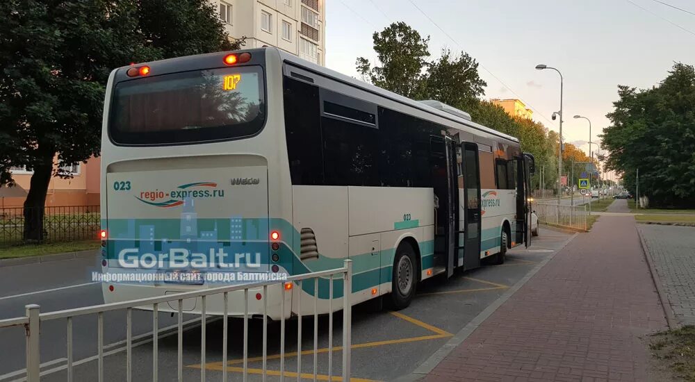 Авария на трассе калининград балтийск. Дорога на балтийск. Расписание 105 автобуса светлый калининград. Автобус калининград балтийск. Автобус 107 балтийск калининград.