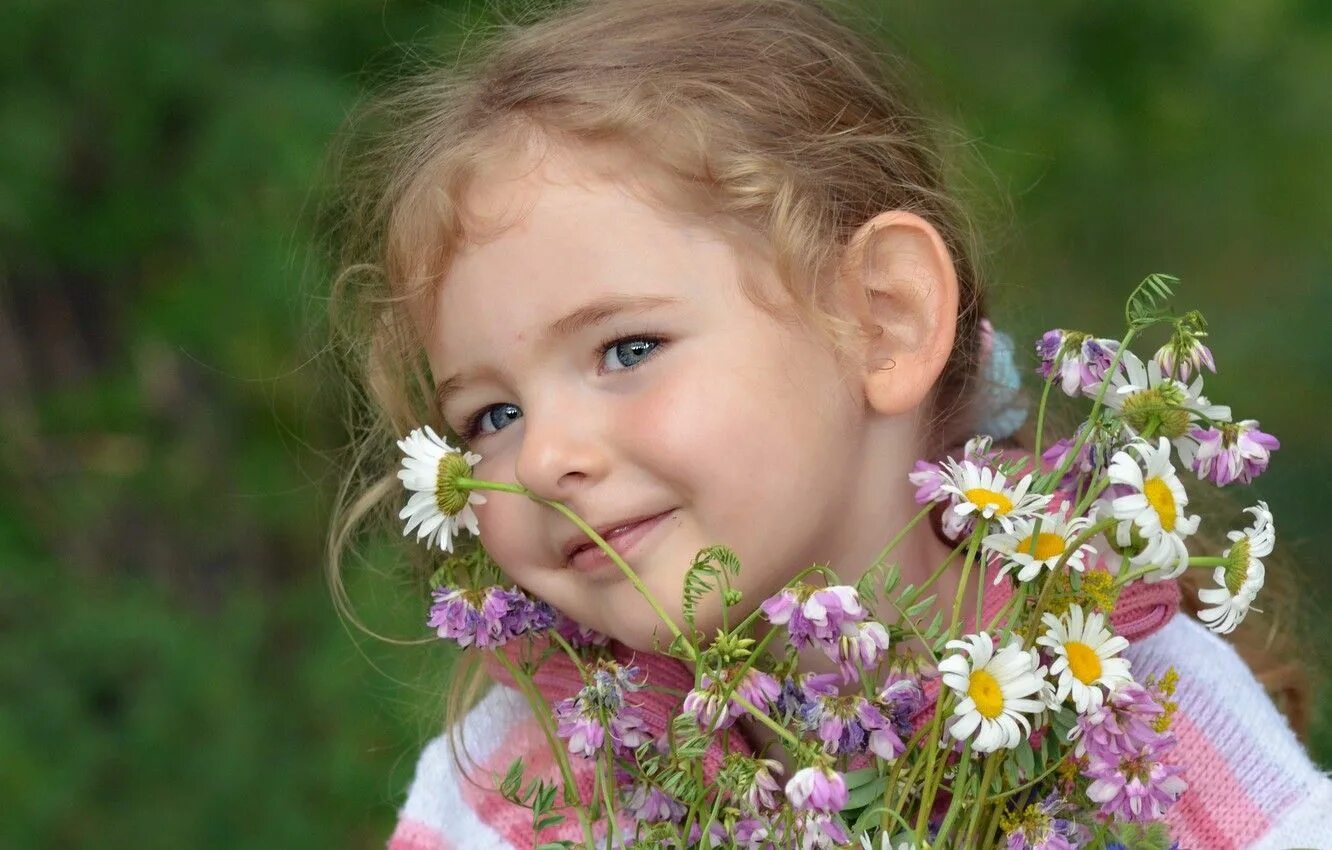 Мама зелен лета. Девочка с цветами. Цветы для детей. Маленькие девочки с цветами. Дети с цветами.