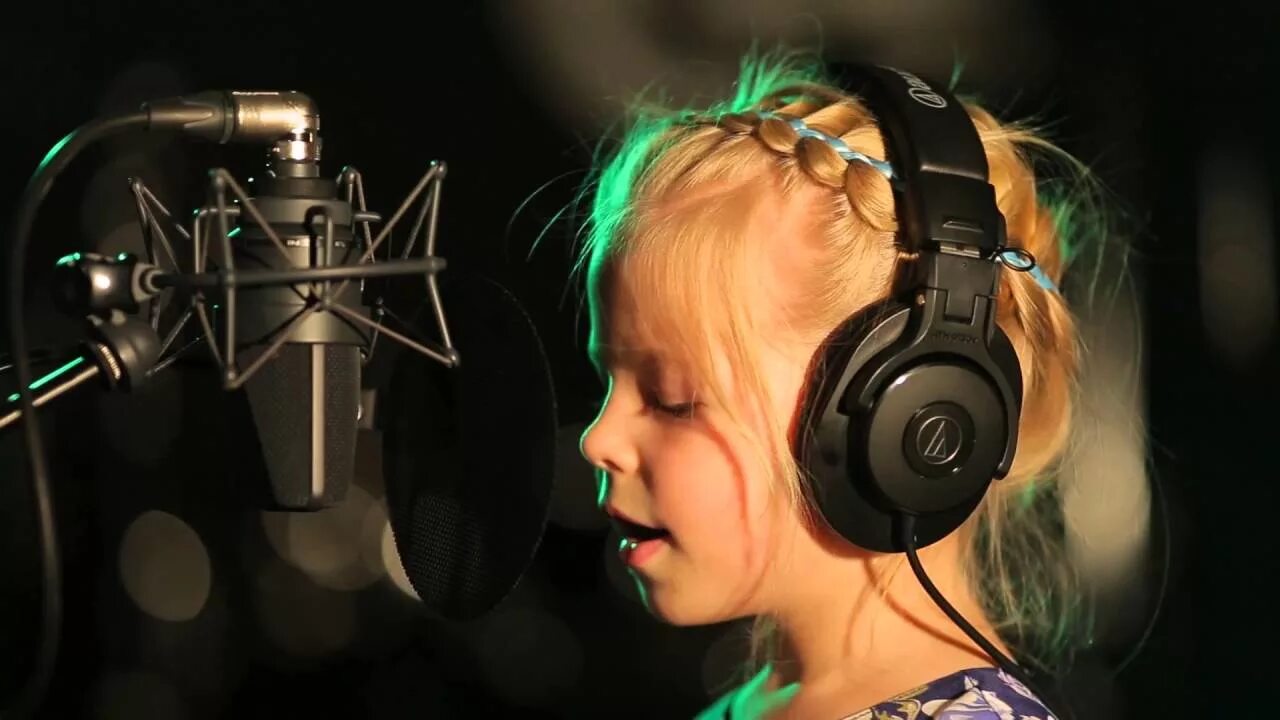 Ребенок в студии звукозаписи. Дети в звукозаписывающей студии. Вокал дети. Девочка поет в студии.