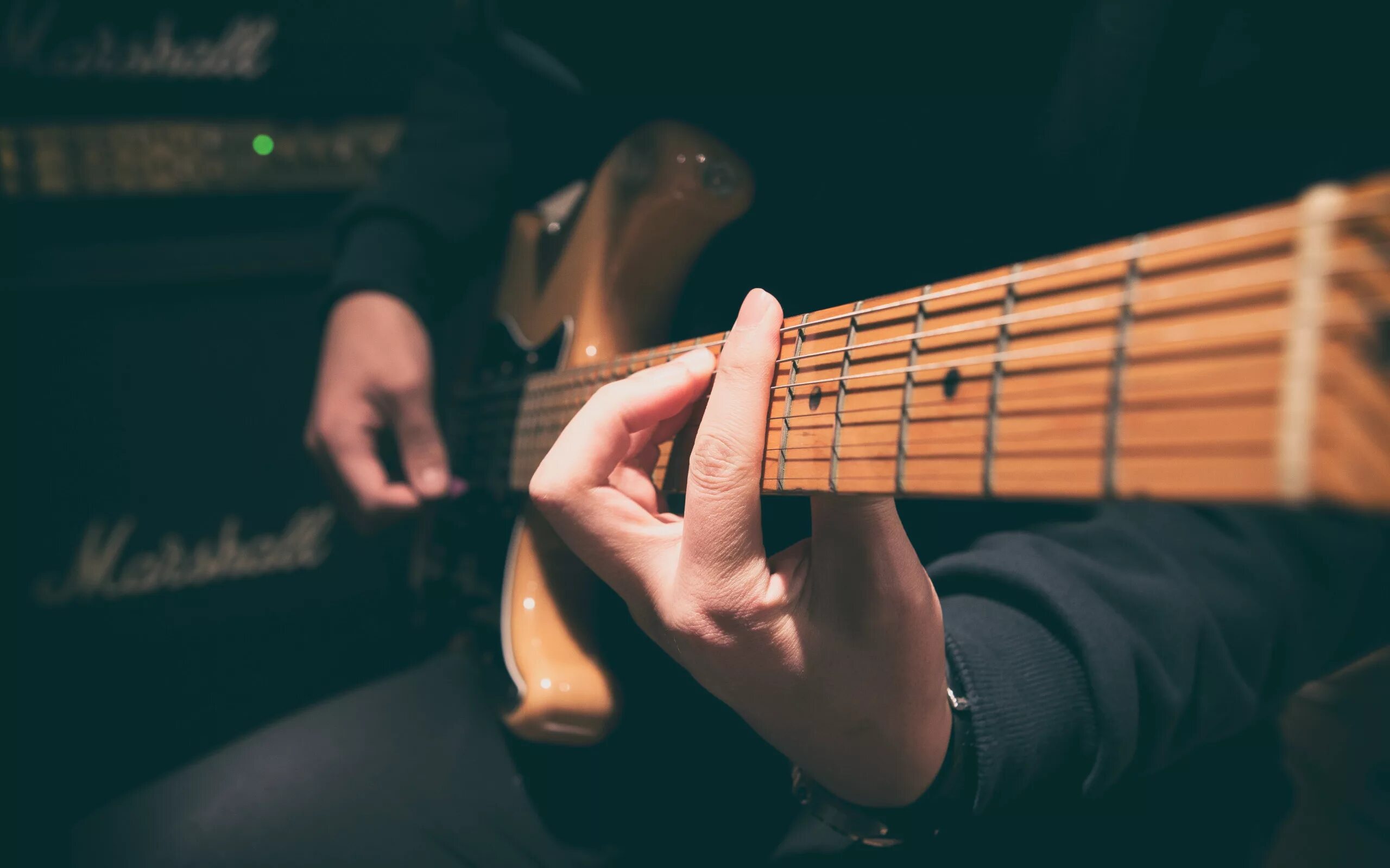 Композиция на гитаре. Музыка гитара. музыка на гитаре без слов. guitar photo focus. national_gitarist.