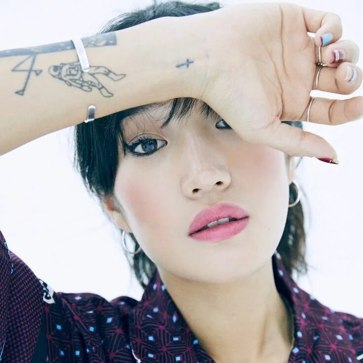 Пеги гоу мэшап. Пегги гоу. пегги гу диджей. peggy gou стиль. peggy gou татуировки.