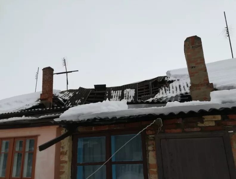 провалилась крыша. провалилась крыша дома. крыша дома под снегом провалилась. обрушение крыши от снега. провалилась крыша в доме.