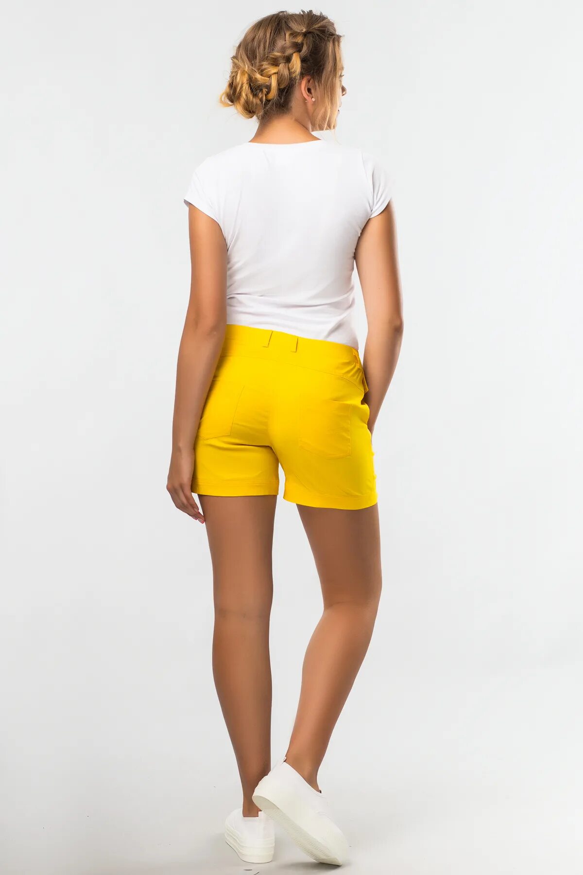 красивые девушки в шортах и очках. девушки в желтых шортиках. девушка в шортах и футболке. женщины в желтых шортиках. девушка в желтых шортах.