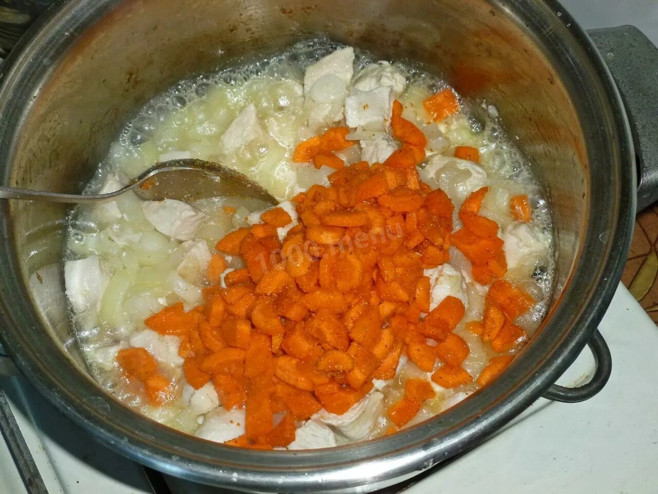 Тушёный минтай с луком и морковью в кастрюле. Курица тушеная с морковкой. Курица тушёная с луком и морковью в кастрюле. Грудка с морковью и луком.