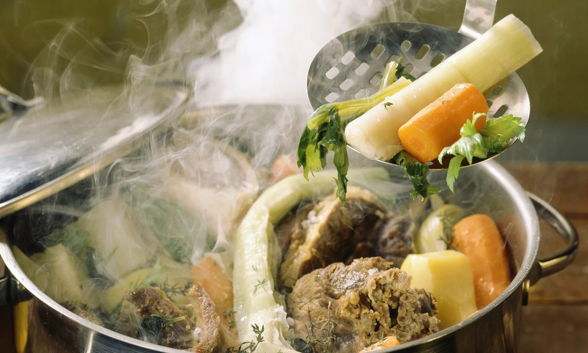 Блюда из говядины. Японское блюдо сукияки. Красивые блюда. Very hot food. Рамён эстетика.