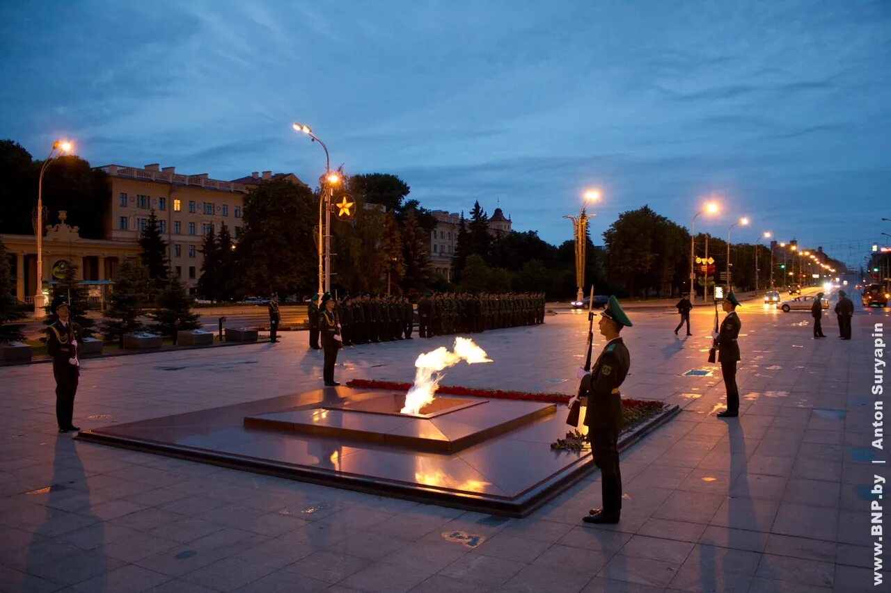 памятник победы и вечный огонь минск. памятник победы и вечный огонь минск. площадь огня. минск обелиск победы. монумент победы минск.