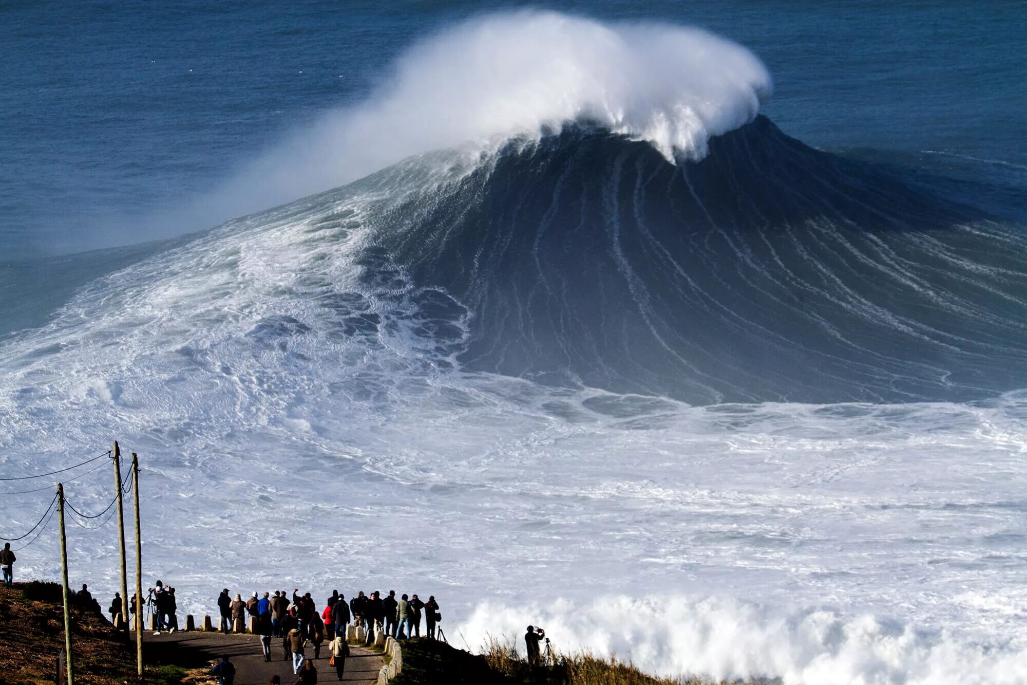 Назаре Португалия волны. Волна 40 метров ЦУНАМИ Япония. ЦУНАМИ 500 метров. ЦУНАМИ Тихого океана 30 метров. Видимые волны в воздухе
