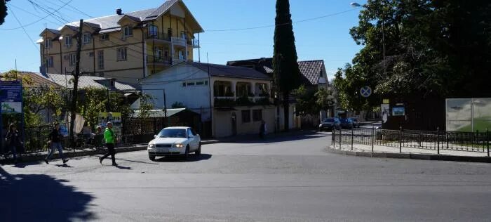 Гагра ул апсха леона 14. Абхазия улица апсха леона. Гагра ул апсха. Апсха леона гагра. Город гагры улица апсха леона.