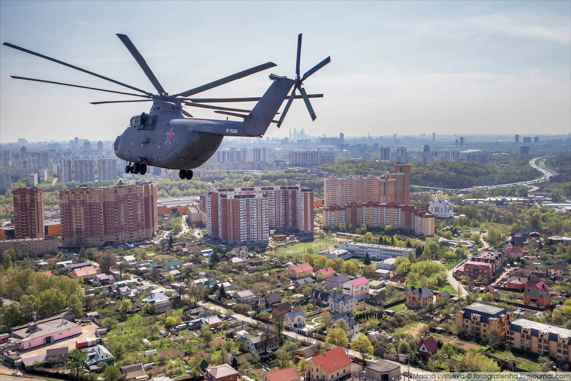Вертолет над городом. Вертолет над Москвой. Самый высотный вертолет. Вертолет над Химками.