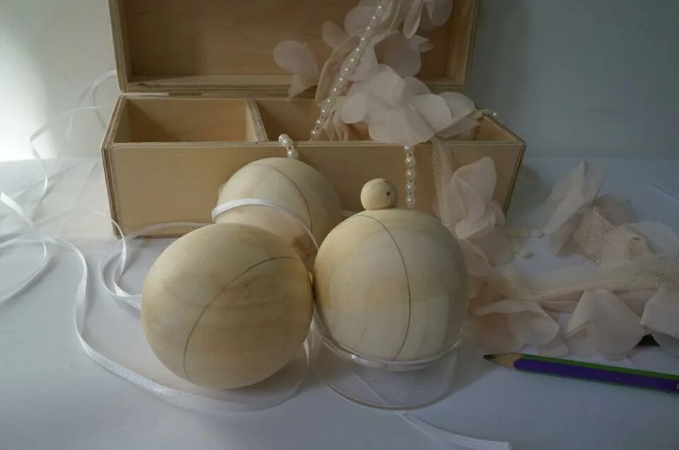 деревянные бусинки. крупные бусы из дерева. бусины деревянные с лицом. деревянный шар с ножкой. крупные деревянные бусы.