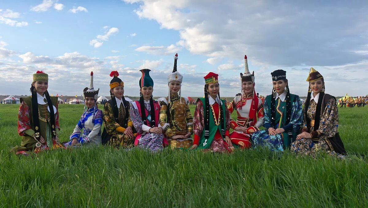 Республика калмыкия население. Калмыкия народ Калмыкии. Калмыкия кочевники. Торгуды калмыки. Калмыки Поволжья.