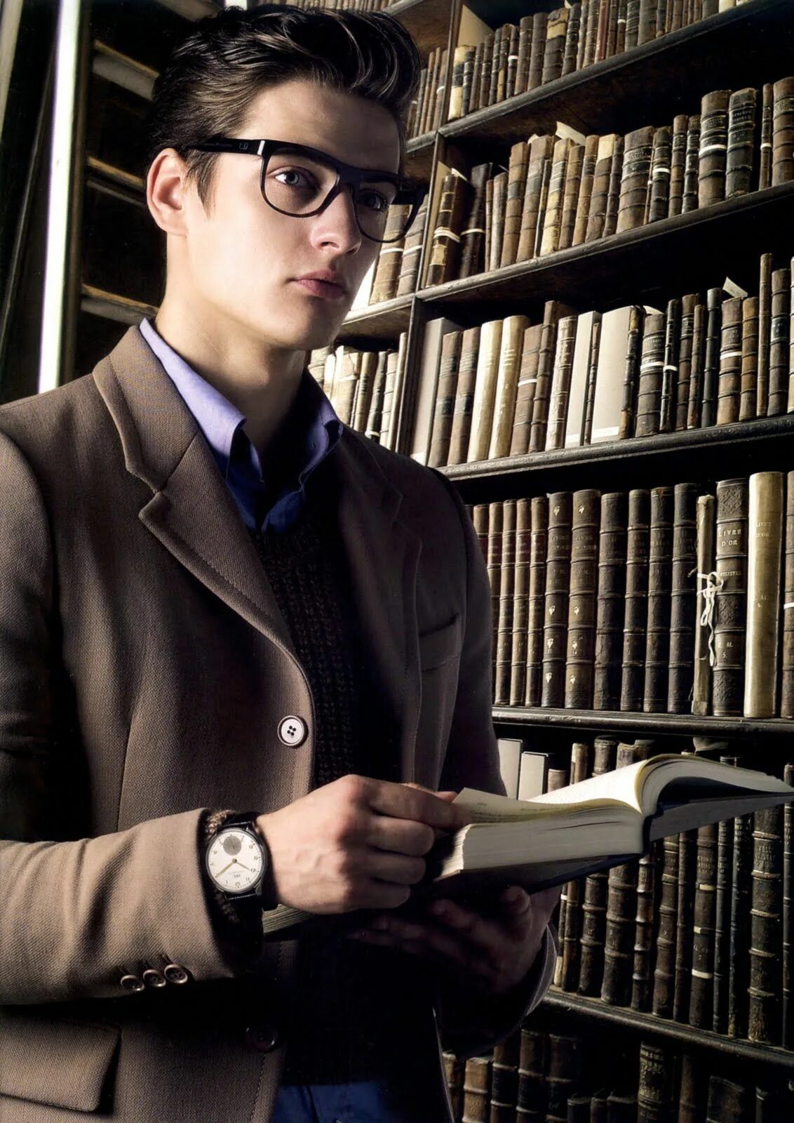 Boy s books. Парень с книгой. Красивый парень с книгой. Мужчина в очках с книгой. Студент с книгами.