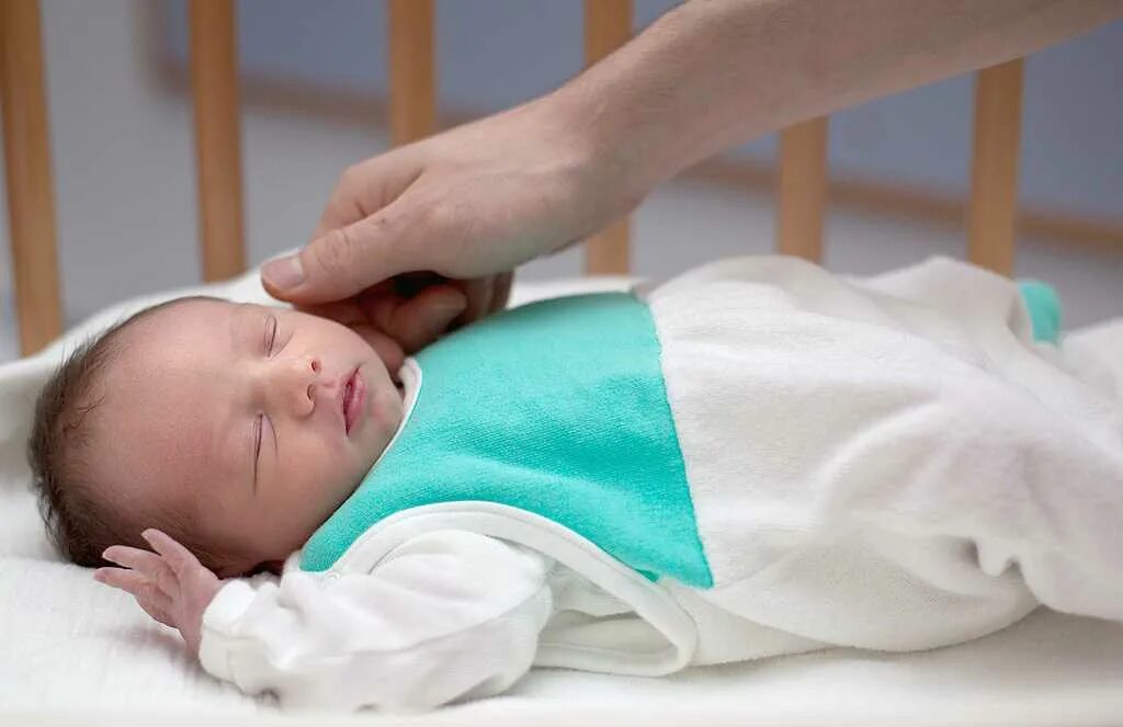 Уход за новорожденным дома. Одевание новорожденного. Одевание новорожденного дома. Первое одевание новорожденного. Младенец одетый.