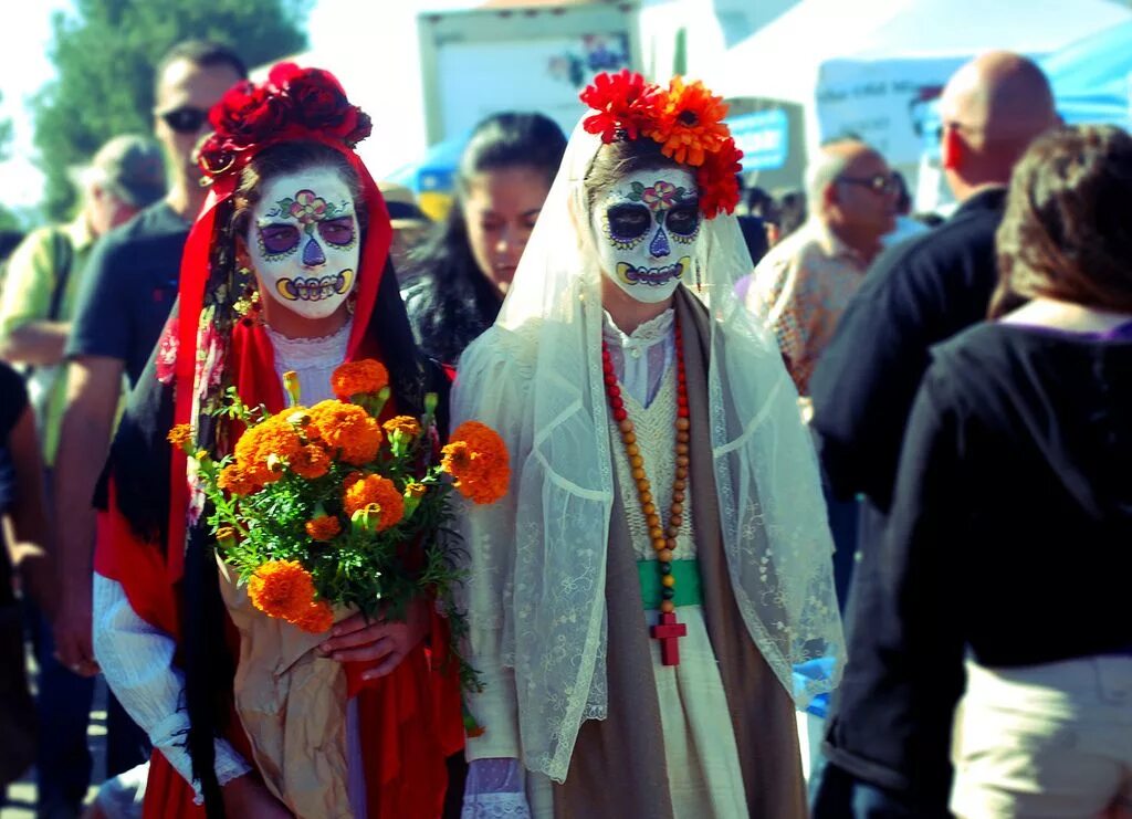Как называется праздник в мексике. Фестиваль диа-де-лос-муэртос. día de los muertos фестиваль. праздник мертвецов в мексике. праздник в мексике день мертвых.
