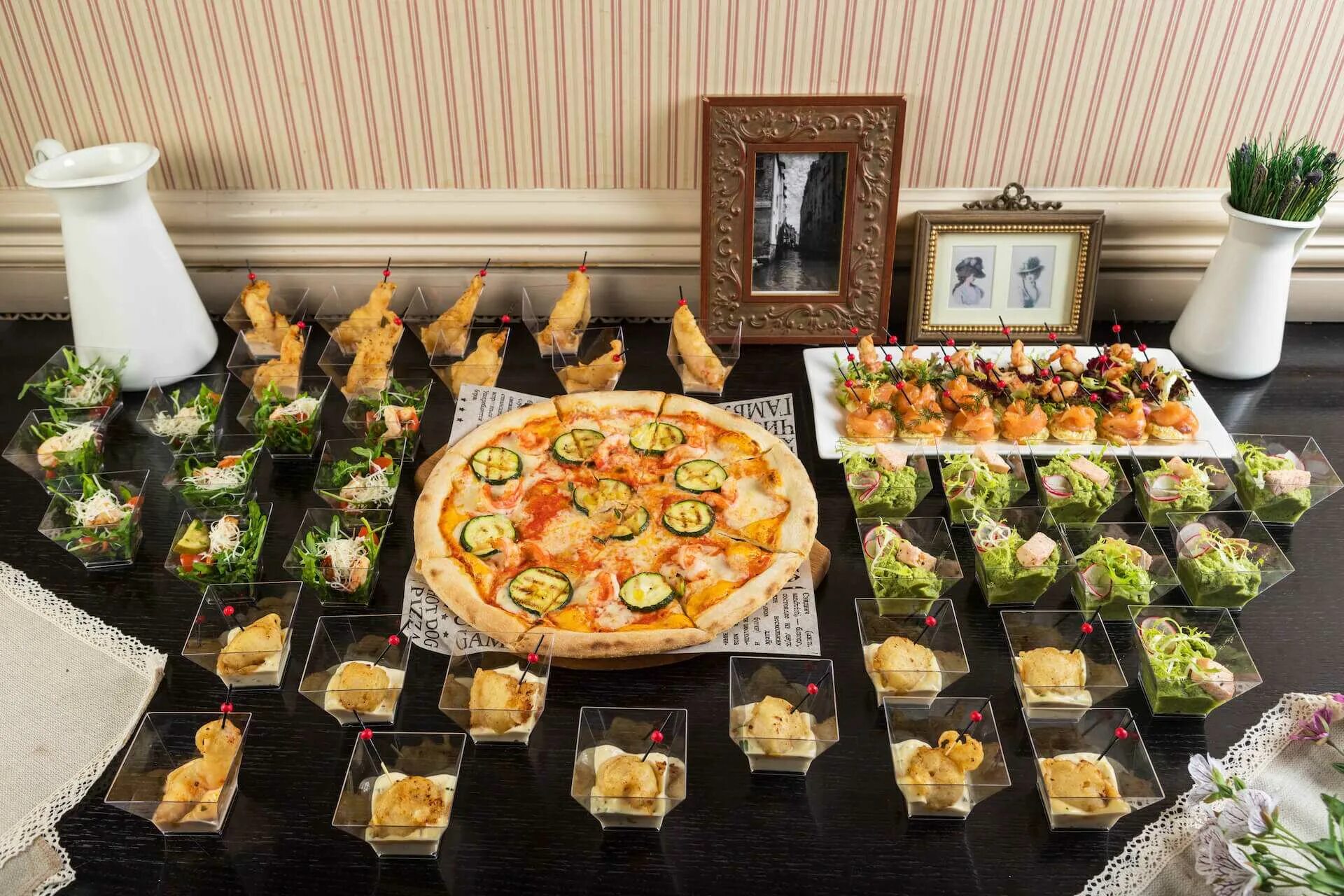 фуршетный стол на свадьбу. сервировка шведского стола. чем удивить коллег на день рождения. чем удивить коллег на день рождения. сервировка стола на фуршет.