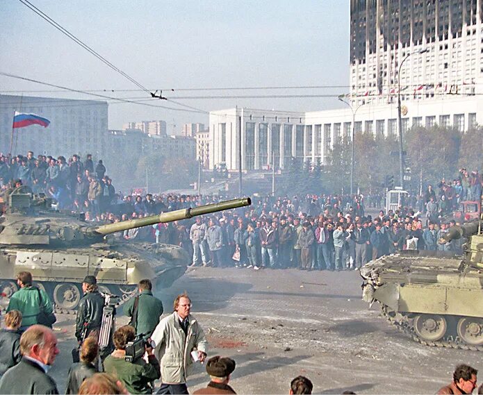 1993 обстрел белого. Ельцин 1993 танки. Штурм белого дома 1993. Обстрел белого дома 1993. Белый дом после обстрела 1993 года.