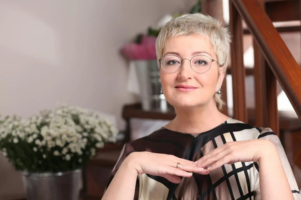 Маринина писательница. Портрет агаты кристи писательницы. Мэри хобсон переводчица. Татьяна устинова. Маргарет этвуд канадская писательница.