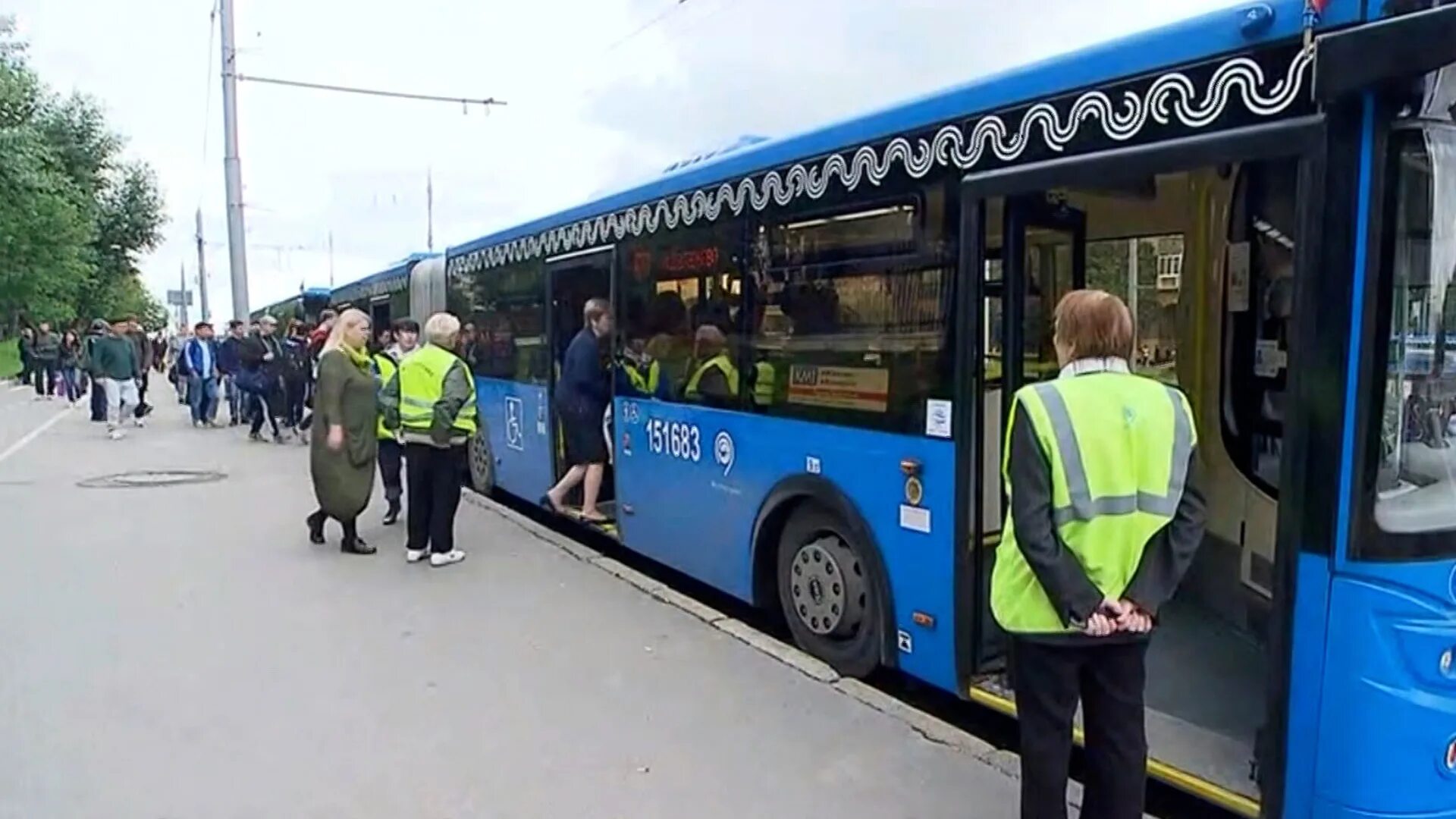 Какого числа пустят автобусы. Автобус МСК. Метро спортивная Тропарево. Закрытие участка спортивная Тропарево. Фото автобусов на Украине 2021.