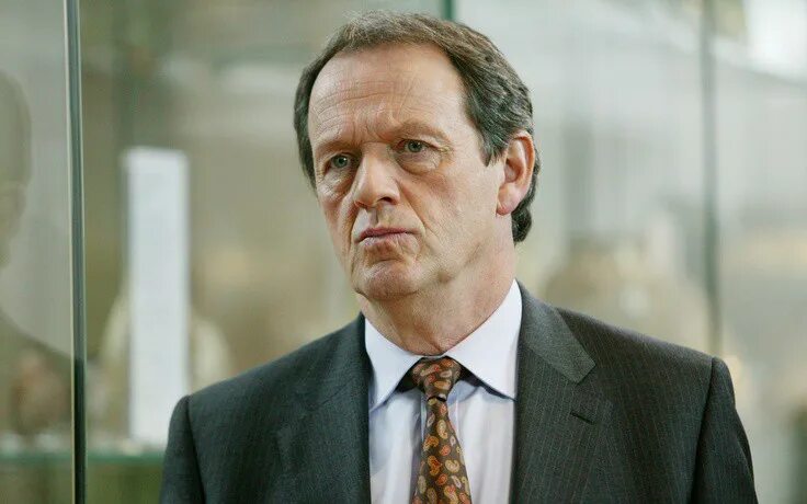Инспектор льюис 4 сезон 3 серия. Льюис сериал 2006–2015. Инспектор льюис сериал. Лоуренс фокс актер. Льюис сериал 2006–2015.