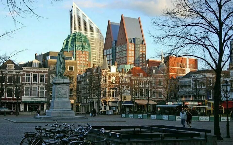 Гаага человек. Den haag город. Den haag город. Гаага столица голландии. Гаага город.