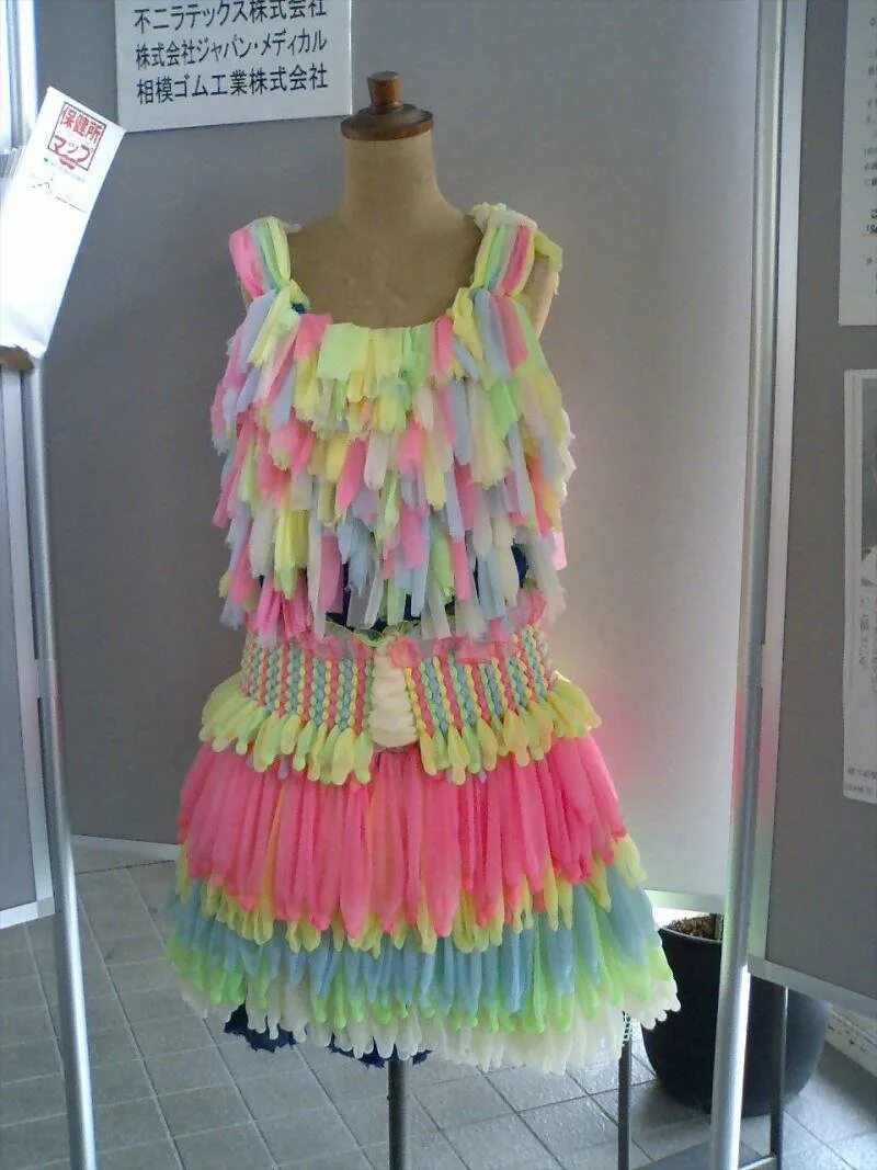 Платье из подручных средств. Платье из подручных средств. Платье из подручных средств. Бумажные платья. Платье из подручных средств.