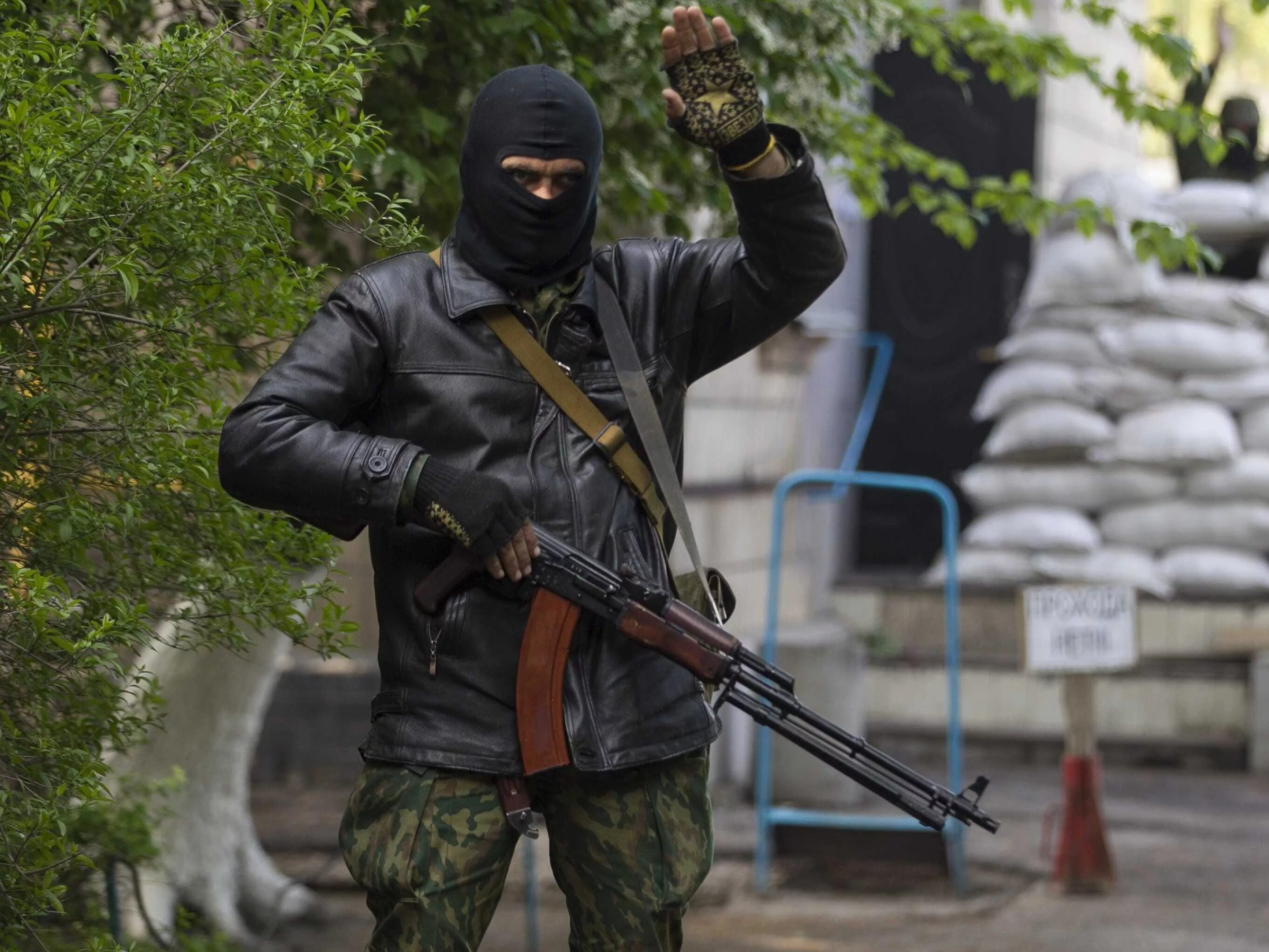 Военная форма ополченцев. Сепаратисты. Макеевская рота батальона восток. Ополченцев донбасс александр. Ополченец с автоматом.