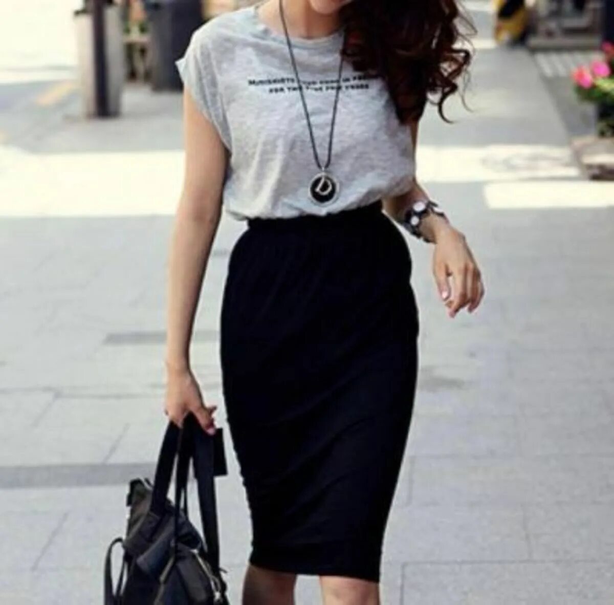 Черная юбка луки. Черная юбка. Белая футболка с юбкой карандаш. Юбка-карандаш черная. Серная юбка и футболка.