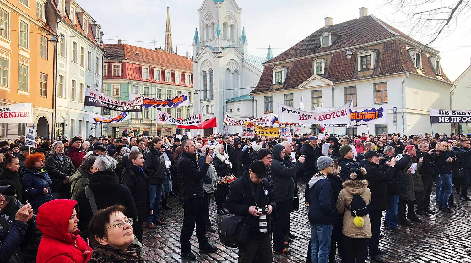 Русские в латвии. Демонстрации в латвии. Русские в прибалтике. Пенсионеры латвии кричат протест. Латвия сегодня на русском.