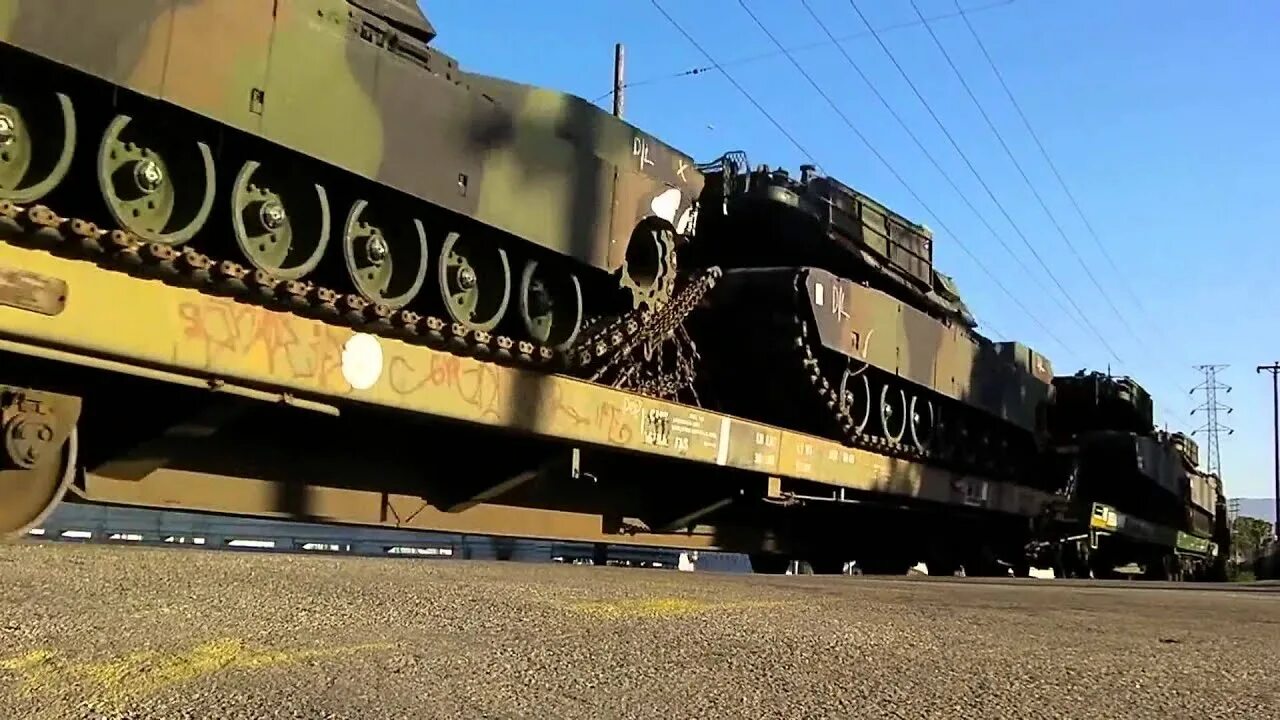 Воинский эшелон. 2 агрегат для вибропогружения. Эшелон в плане. Эшелон с военной техникой. Эшелон бронетехники сша.