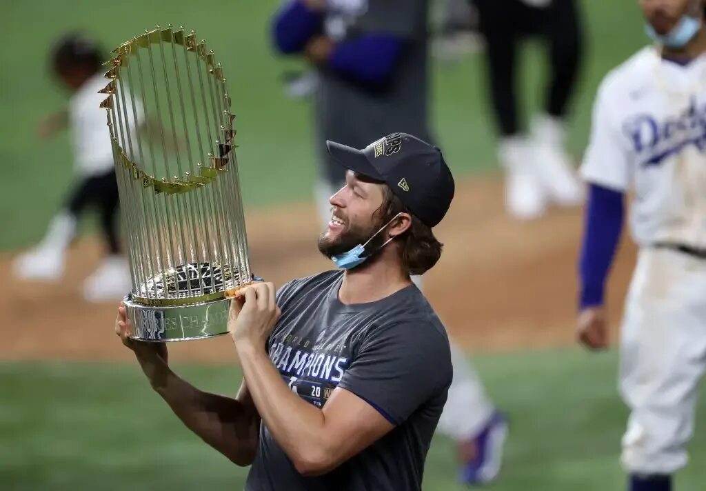 Receiving world. World series 2022 mlb. зак дэвис бейсбол. commissioners trophy.