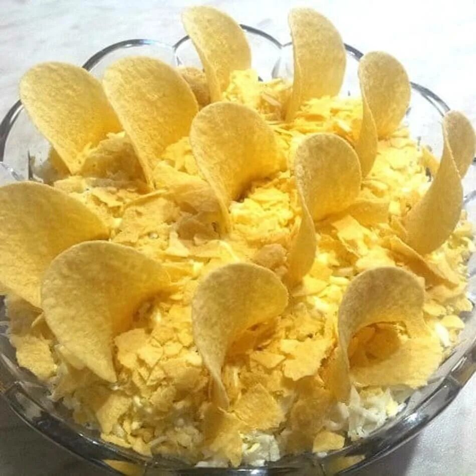 Салат с картофельными чипсами. Салат с чипсами и копченой курицей. Салат парус с корейской морковкой. Салат парус с курицей. Салат парус рецепт классический.