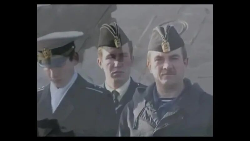 Подводная лодка уходит под лед