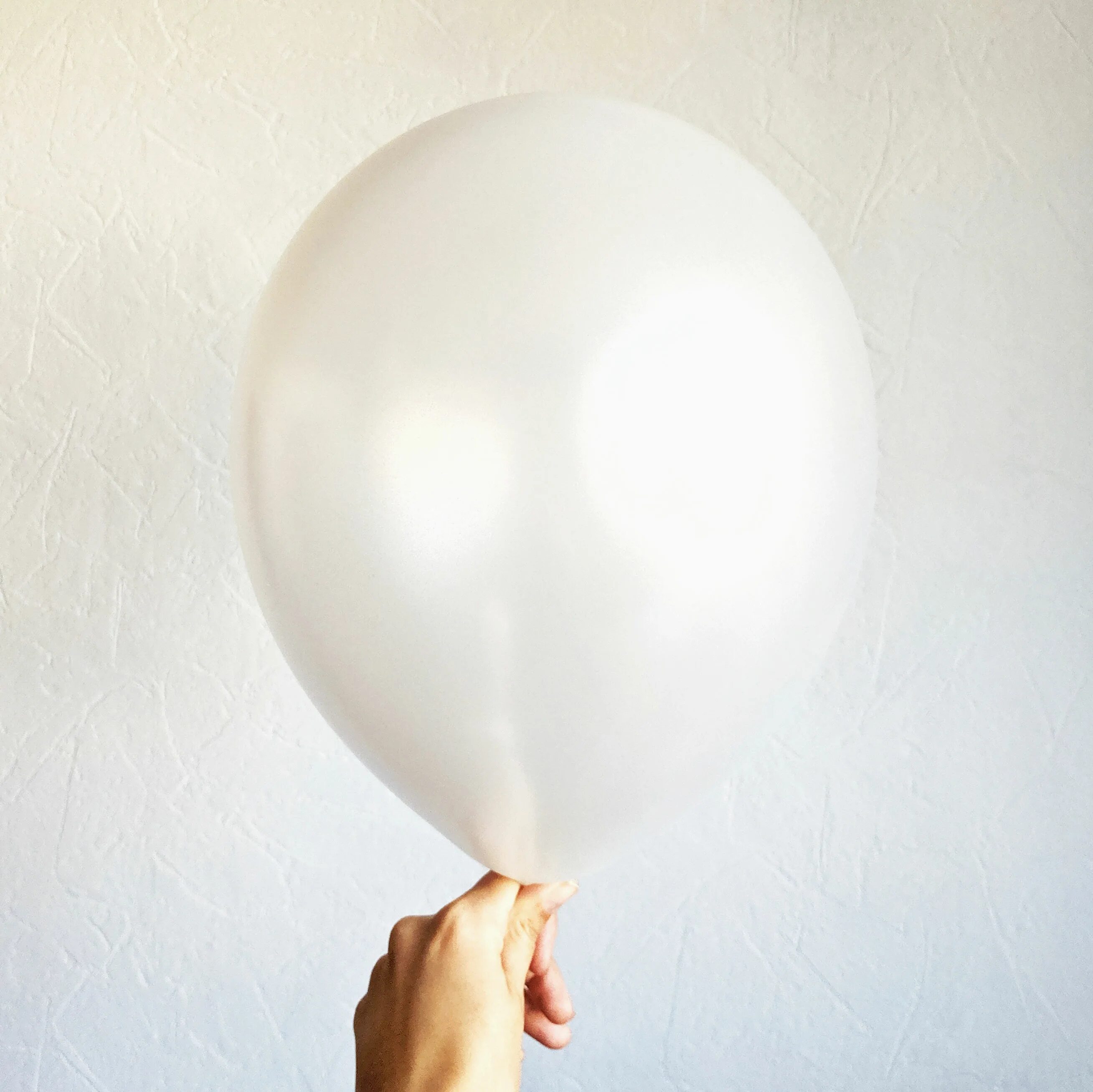 Цвет шара белый. Шар белый, перламутр / White 072. Белый шарик. Белый шар гигантский. Круглый воздушный шар белый.