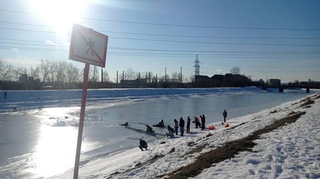 Река на слово упал. Деривационный канал в Тушино. Лед на Москве реке. Лед на реке. Два мальчика провалились под лед.