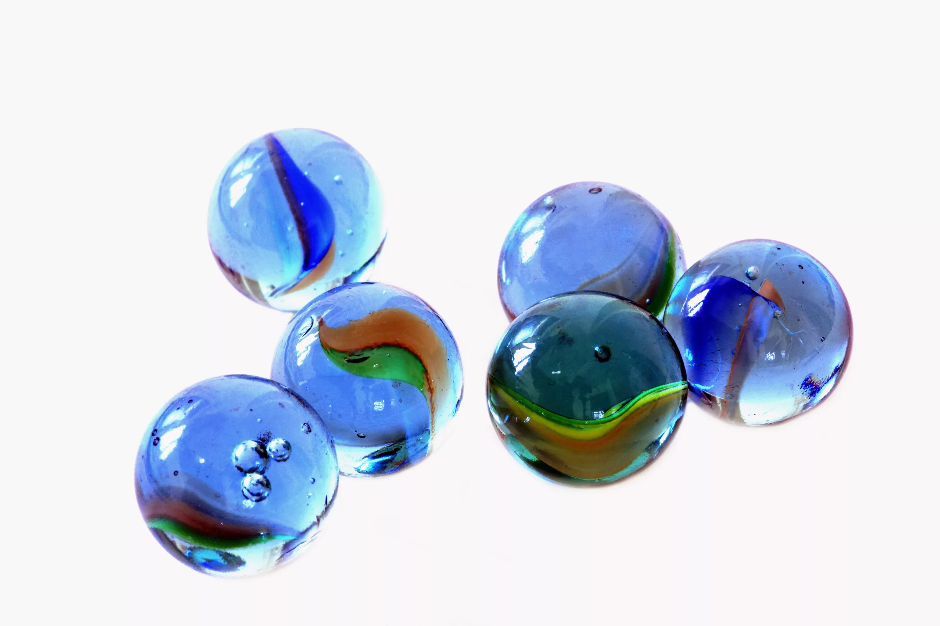 Игра с синими шарами. Марблс стеклянные шарики. Марблс стеклянные игра. Стеклянный шарик. Марблс стеклянные камушки.
