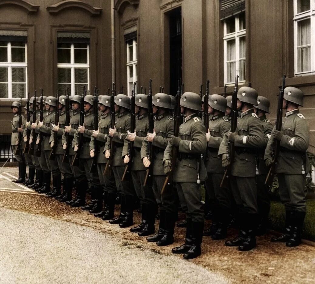 Строй солдат вермахта. Солдат сс вермахт парад. Гитлеровских войск. Сабатон вермахт. Солдаты сс германии маршировка.